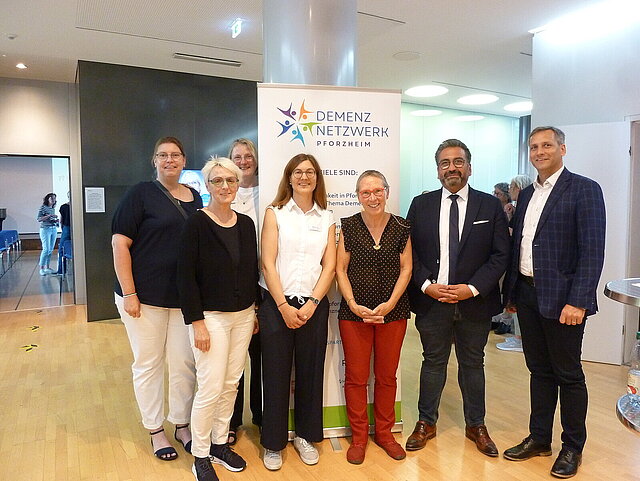 farbiges Gruppenfoto: Verantwortliche des Demenz Netzwerk Pforzheim