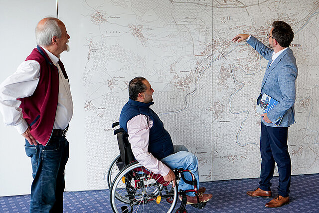 Edgar Theurer, Mohamed Zakzak und Oberbürgermeister Peter Boch vor dem Stadtplan Pforzheims - copyright:Stadt Pforzheim