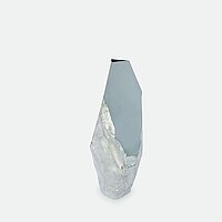 Eine geometrische, silberne Vase