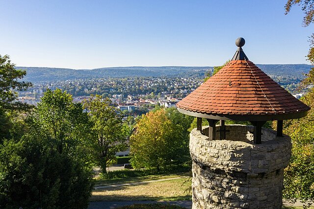 Über den Hachelturm, aus der Vogelperspektive, über das Enztal, den alten Wasserturm in den Schwarzwald nach Grundbach - Foto: Markus Born Über den Hachelturm, aus der Vogelperspektive, über das Enztal, den alten Wasserturm in den Schwarzwald nach Grundbach - Foto: Markus Born