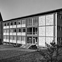 Black and white photo from 1955: Exterior view of today's Caritas office building with grid façade. - copyright:Stadtarchiv Pforzheim – Institut für Stadtgeschichte S1-6-106-G-14