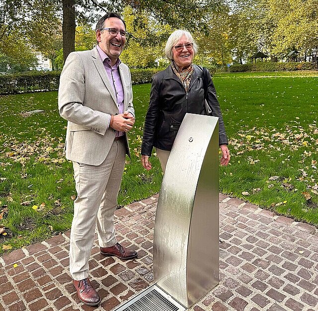 Bürgermeister Tobias Volle und Eutingerin Bernhilde Starck freuen sich über den neuen Trinkbrunnen