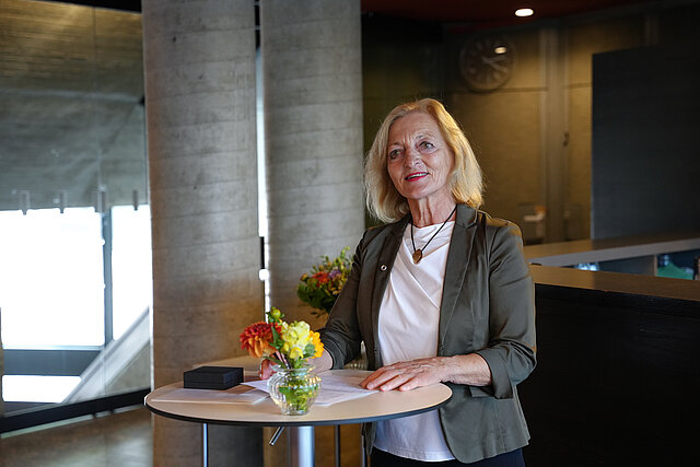 Sonja Eitel steht an einem Stehtisch