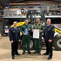 Gruppenbild von Verantwortlichen der Feuerwehr und Mitarbeitern der Firma Markus Mosthaf, die als ehrenamtsfreundlicher Arbeitgeber im Bevölkerungsschutz ausgezeichnet wurde.