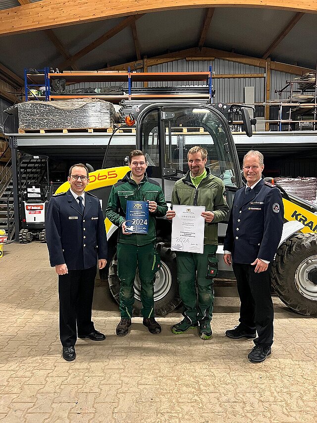 Gruppenbild von Verantwortlichen der Feuerwehr und Mitarbeitern der Firma Markus Mosthaf, die als ehrenamtsfreundlicher Arbeitgeber im Bevölkerungsschutz ausgezeichnet wurde.