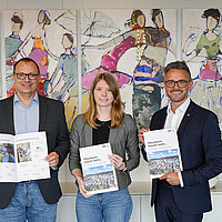 Farbfoto: Freuen sich über die neue Broschüre: v.l. Leiter des Personal- und Hauptamtes Stefan Hauswirth, Projektleiterin Lisa Fink und Oberbürgermeister Peter Boch.