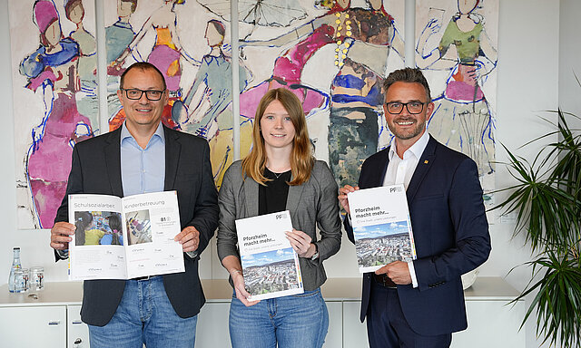 Farbfoto: Freuen sich über die neue Broschüre: v.l. Leiter des Personal- und Hauptamtes Stefan Hauswirth, Projektleiterin Lisa Fink und Oberbürgermeister Peter Boch.