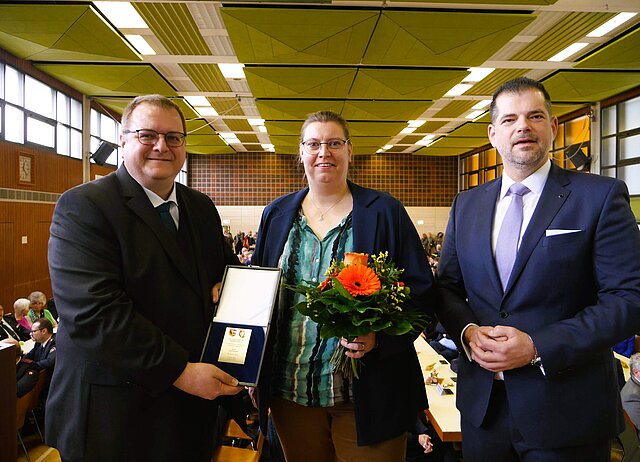 Ehrenplaketteninhaber Ralf Kreutel mit Ehefrau Kerstin und Ortsvorsteher Florian Bähr