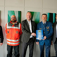 Gruppenbild Übergabe Plakette "Ehrenamtsfreundlicher Arbeitgeber" 