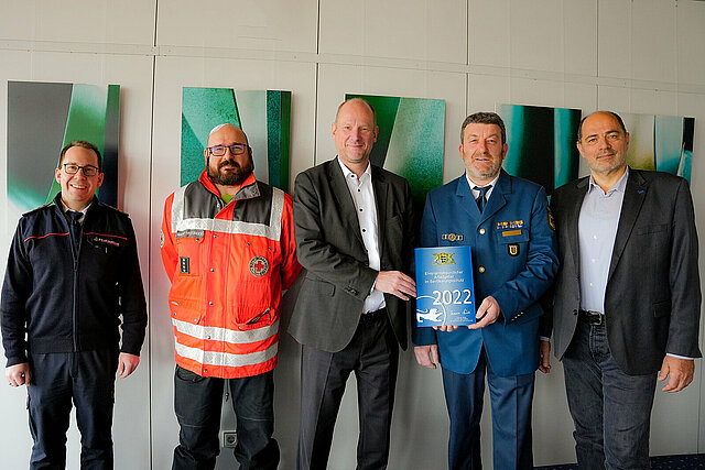 Gruppenbild Übergabe Plakette "Ehrenamtsfreundlicher Arbeitgeber" 