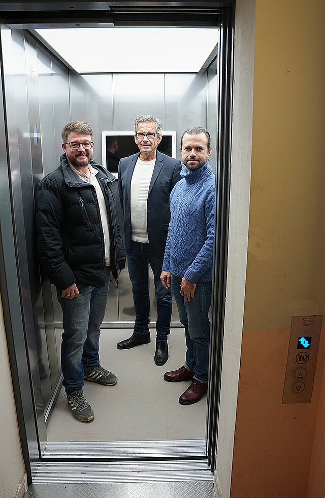 Gruppenbild im Aufzug der Musikschule von Verantwortlichen 