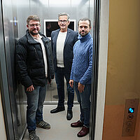 Gruppenbild im Aufzug der Musikschule von Verantwortlichen 