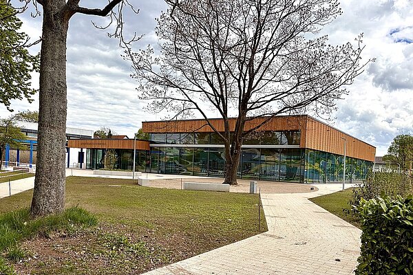 Farbfoto: neues Bad Huchenfeld Außenansicht - Copyright: Stadt Pforzheim