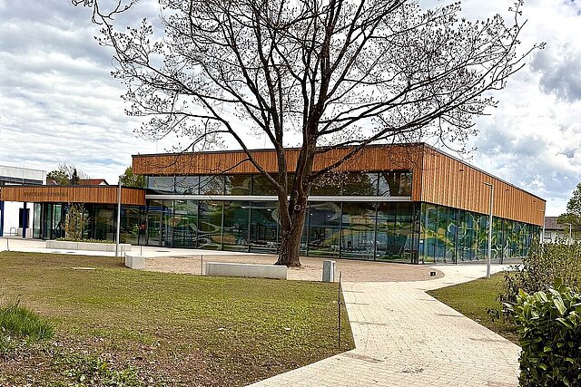 Farbfoto: neues Bad Huchenfeld Außenansicht