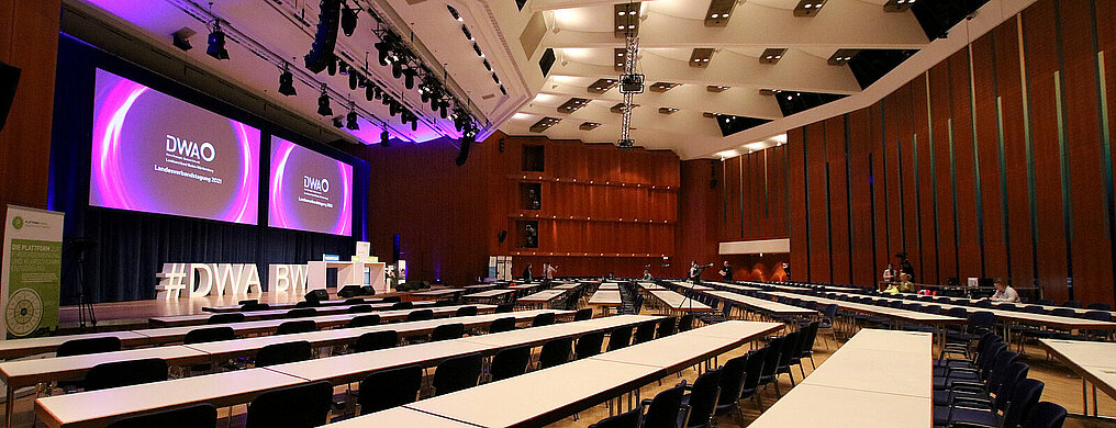 Ansicht des Großen Saals im CongressCentrum Pforzheim CCP bei der Verbandstagung der DWA Baden-Württemberg mit zwei Videoleinwänden
