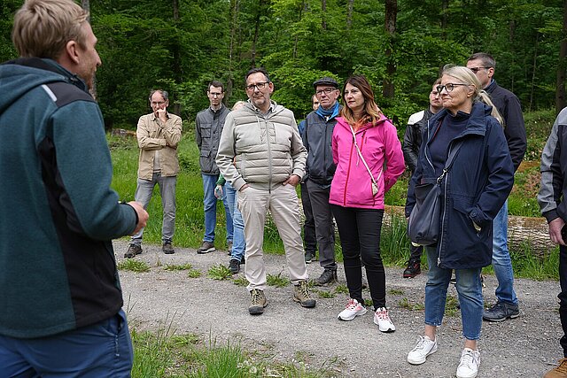 Farbfoto: Menschen im Wald