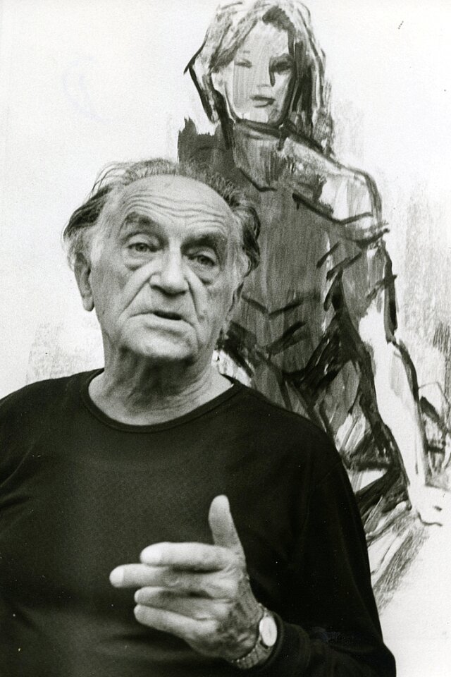 Richard Ziegler Dieses Bild zeigt Richard Ziegler vor einem Frauengemälde. - copyright:Stadtarchiv Pforzheim, S1-29-Z-14-P-3,