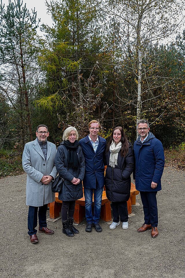 Gruppenbild mit OB Boch und, Umweltbürgermeister Volle und der Familie von Markus Haller, vor der zu seinem Gedenken gepflanzten Eiche - copyright:Stadt Pforzheim