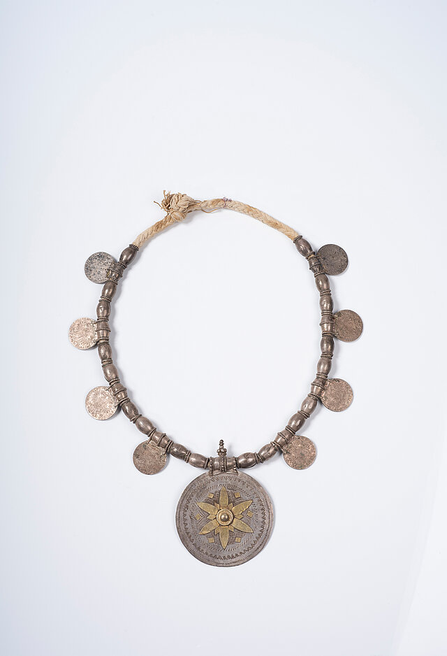 Eine Kette mit einem großen, runden Amulett