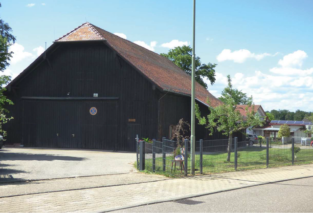 Farbfoto: Außenansicht der Dreschhalle in Hohenwart - copyright:denk mal!-Tour Hohenwart