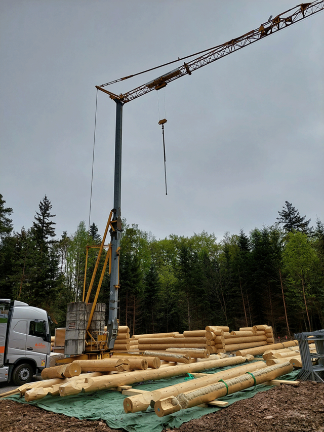 Kran beim Aufbau des Waldklassenzimmers - copyright:Stadt Pforzheim, Amt für Umweltschutz