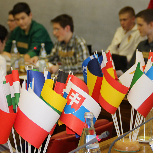 Symbolbild: Europäische Tischfahnen bei Besprechung
