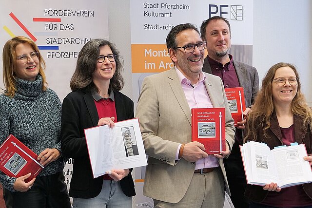 Gruppenbild von Verantwortlichen der neuen Publikation zur Pforzheimer Stadtgeschichte