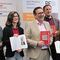 Gruppenbild von Verantwortlichen der neuen Publikation zur Pforzheimer Stadtgeschichte