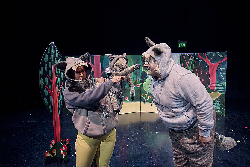 zeigt eine Szene aus "Der Wolfspelz" - copyright: Theater Pforzheim - Ersteller: MARTIN SIGMUND