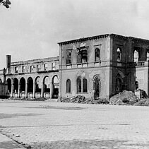 Schwarz-Weiß-Foto: Ruine des alten Pforzheimer Bahnhofs nach dem 23. Februar 1945. - copyright:Stadtarchiv Pforzheim – Institut für Stadtgeschichte S1-6-1-S-1