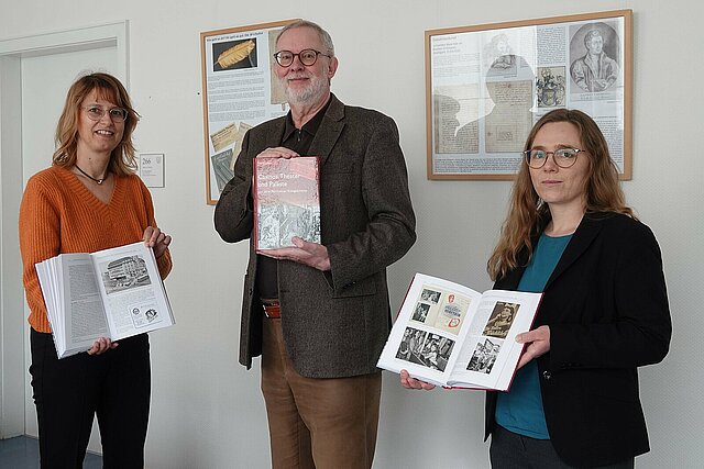 Kulturamtsleiterin Angelika Drescher, Autor Harald Katz und die stellvertretende Archivleiterin Dr. Sonja Hillerich 