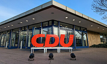 Logo der CDU vor dem CongressCentrum Pforzheim CCP