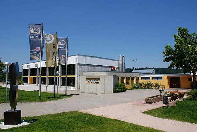 Foto: Vorplatz der Würmtalhalle mit Teilbereich des Würmer Skulpturenwegs