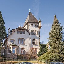 Farbfoto: Die prächtige, ehemalige Villa Rodi mit burgähnlichem Eckturm. - copyright:Günter Beck