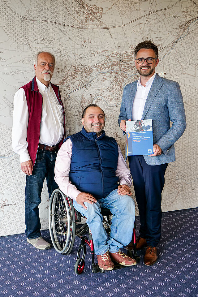 Edgar Theurer, Mohamed Zakzak und OB Boch präsentieren Buch