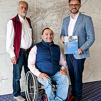 Edgar Theurer, Mohamed Zakzak und OB Boch präsentieren Buch
