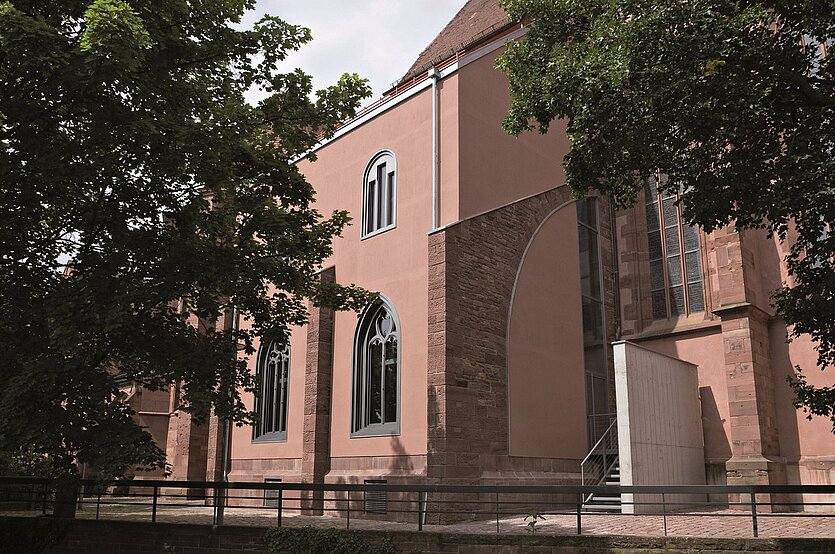 An der Südseite des Stiftchores der Schloßkirche wurde in den Jahren 2006–08 das "Reuchlinkolleg" wiederaufgebaut - copyright: Fotoverlag Günter Beck - Ersteller: Winfried Reinhardt