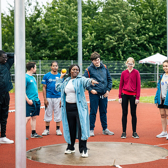 Eine Frau wirft eine Kugel - copyright:Stadt Pforzheim