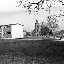 Schwarz-Weiß-Foto: Die Inselschule im Jahr 1958. - copyright:Stadtarchiv Pforzheim – Institut für Stadtgeschichte, S1-5-7-G-6