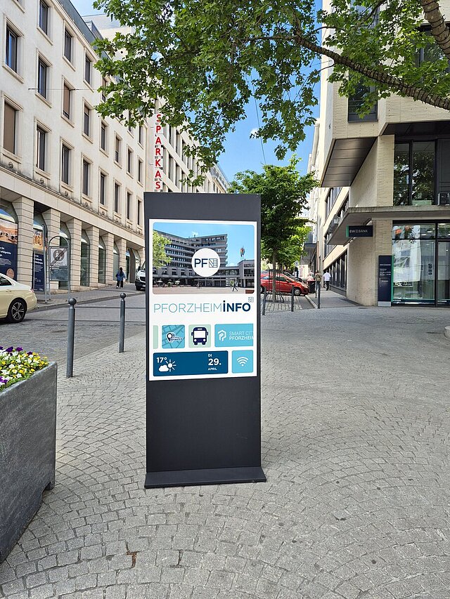 Eine Informationsstele in der Pforzheimer Innenstadt.