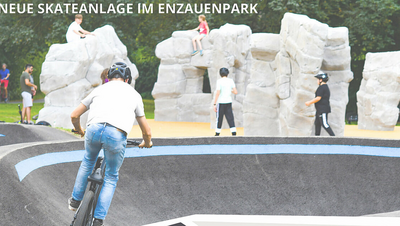 BMW-Fahrer und Skater im Enzauenpark