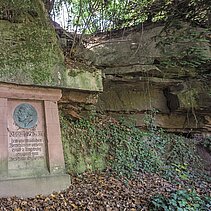 Farbfoto: Der "Bichlerstein"  am Davosweg. Reliefbüste von Eduard Bichler und Inschrift: "Eduard Bichler dem unermüdlichen Verschönerer unserer Stadt und Umgebung gewidmet vom Verschönerungsverein 1901." - copyright:Günter Beck