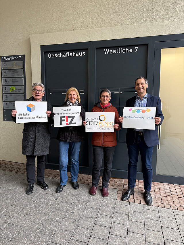Klaus Jaehn, IBB-Stelle, Petra Konath, FIZ, Birgit Bolay, Pflegestützpunkt und Joachim Hülsmann, Amtsleiter Jugend- und Sozialamt stehen vor dem neuen Standort.