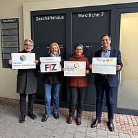 Klaus Jaehn, IBB-Stelle, Petra Konath, FIZ, Birgit Bolay, Pflegestützpunkt und Joachim Hülsmann, Amtsleiter Jugend- und Sozialamt stehen vor dem neuen Standort.
