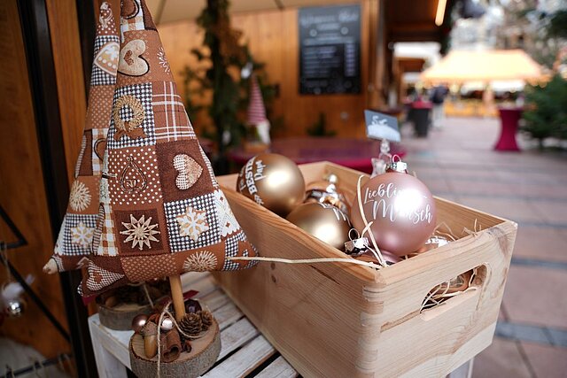 Foto: Stand mit Christbaumkugeln auf dem Weihnachtsmarkt - copyright:Stadt Pforzheim