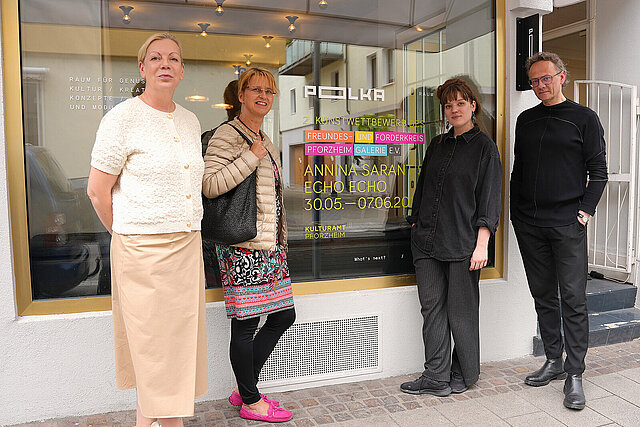 Kuratorin Regina M. Fischer, Kulturamtsleiterin Angelika Drescher, Künstlerin Annina Sarantis und Kurator Thomas Olze (von links) stehen vor dem POLKA-Raum.