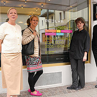 Kuratorin Regina M. Fischer, Kulturamtsleiterin Angelika Drescher, Künstlerin Annina Sarantis und Kurator Thomas Olze (von links) stehen vor dem POLKA-Raum.