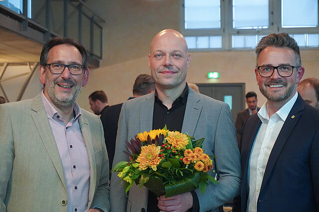 Farbfoto: Baubürgermeister Tobias Volle und Oberbürgermeister Peter Boch gratulieren Philipp Wode zur Wahl als neuer Amtsleiter des Baurechtsamtes
