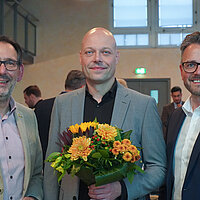 Farbfoto: Baubürgermeister Tobias Volle und Oberbürgermeister Peter Boch gratulieren Philipp Wode zur Wahl als neuer Amtsleiter des Baurechtsamtes
