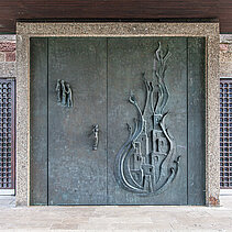 Farbfoto: Die bronzenen Türflügel des Hauptportals der Stadtkirche. - copyright:Günter Beck